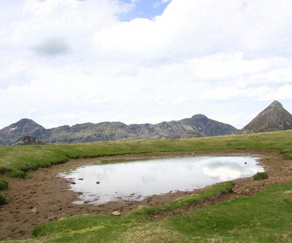 Lac Puy Joubert, face à la brèche de Roland ,entre Puy Mary et Puy griou