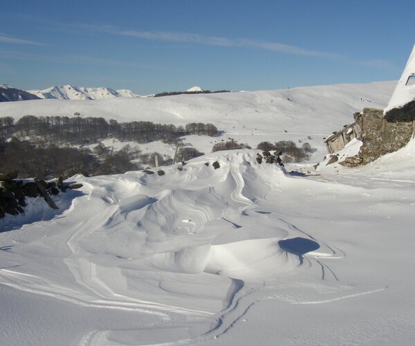 Les écirs sculptent la neige vers le Puy Gros