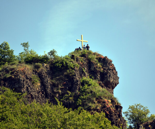 La croix de Pesteils sur le parcours autour du donjon