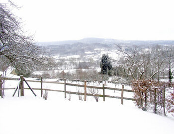 Jardin et vallée enneigés