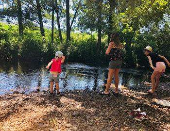 Ricochets et pique-nique à la rivière au bout du chemin (700m)